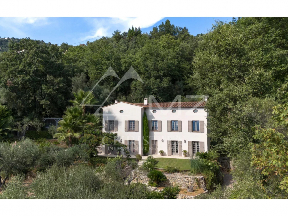 Charming villa in a green setting with panoramic views