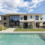 Contemporary villa in a Prisè residential sector in Roquefort-les-Pins