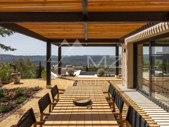 Completely renovated villa close to the village
