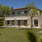 Spacieuse villa néo-provençale
