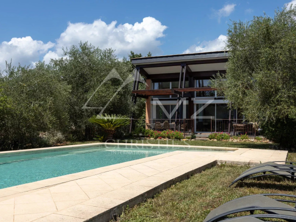 Villa d’architecte avec piscine ouvrant sur la nature