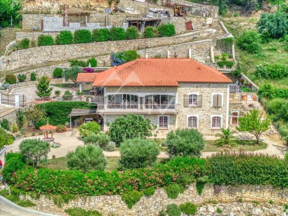 Villa avec piscine dotée d’espaces “loftés”