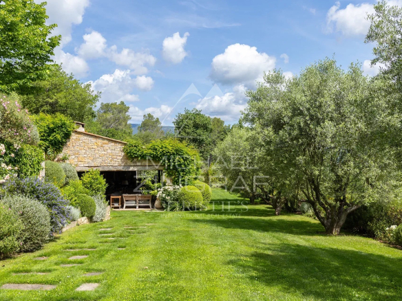 Propriété d’Exception en Provence avec Vue Panoramique sur les Villages Perchés
