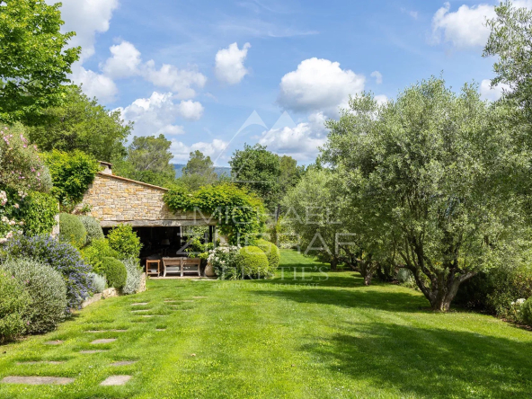 Exceptional property in Provence with panoramic views of the perched villages