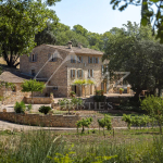 Élégante bastide en pierre au cœur de la Provence verte, entre Le Thoronet et Lorgues.