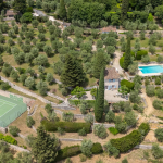 Domaine vue vue mer et lac, oliveraie , tennis avec villa  principale et pavillon d’hotes.