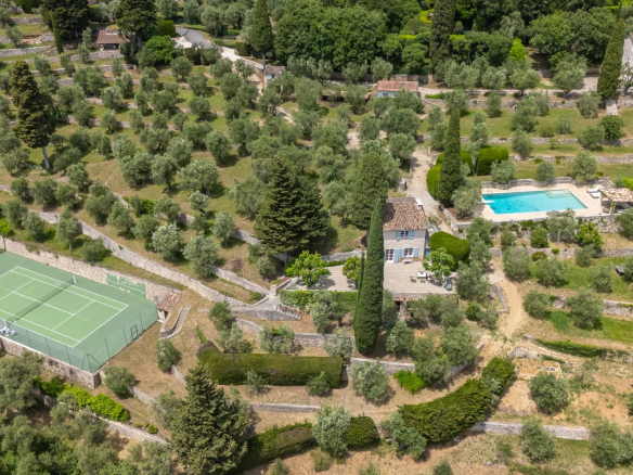 Domaine vue mer et lac, oliveraie , tennis avec villa  principale et pavillon d’hôtes.