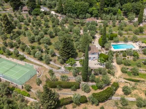 Domaine vue vue mer et lac, oliveraie , tennis avec villa  principale et pavillon d’hotes.