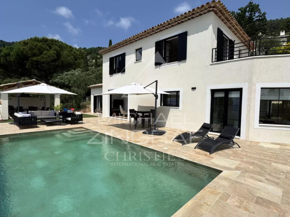 Superbe villa en position dominante avec vue mer