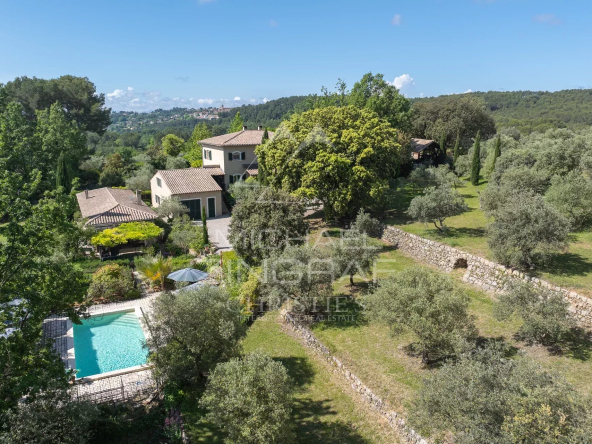 Character property with swimming pool and stables