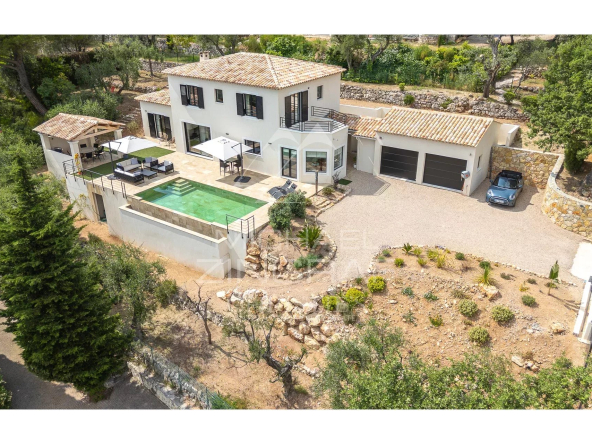 Superbe villa en position dominante avec vue mer