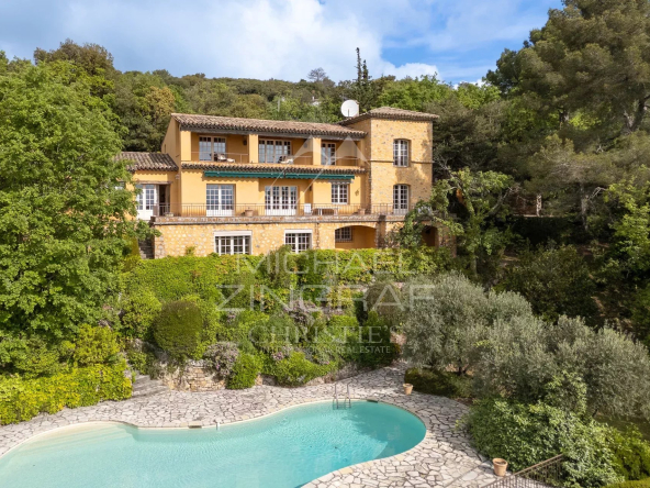 Superbe Villa en position dominante avec vue mer.