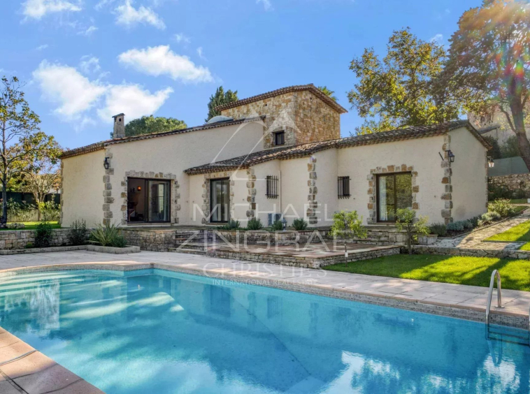 **Villa Provençale à Valbonne – Propriété de Charme avec Vue Dégagée**