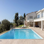 Villa contemporaine avec vue panoramique sur les collines et la mer