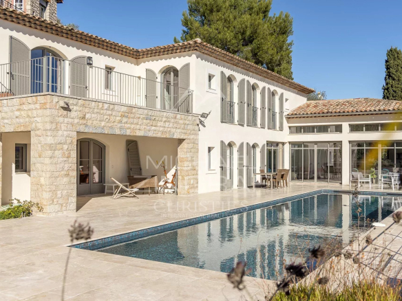 Residential area, recent villa with open views of the hills and the sea