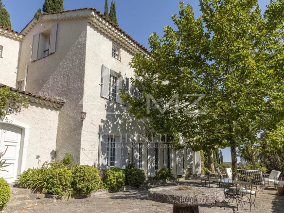Charming property with panoramic views to the sea