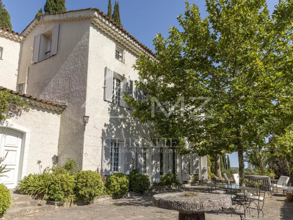 Charming property with panoramic views to the sea