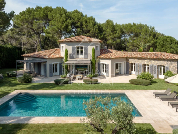 Mougins – Secure estate, magnificent renovated modern Provençal villa