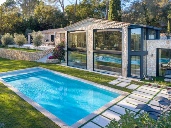 Découvrez cette Propriété d’Exception avec Piscine et Spa à Valbonne