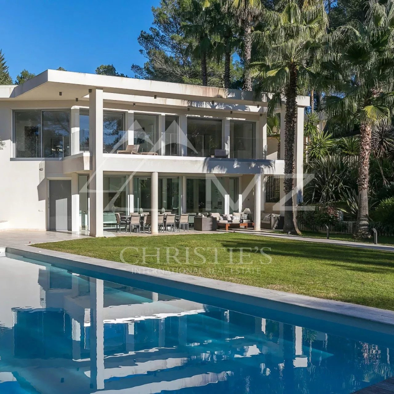 Exclusivité – Élégance intemporelle et panorama grandiose aux portes de Tourrettes