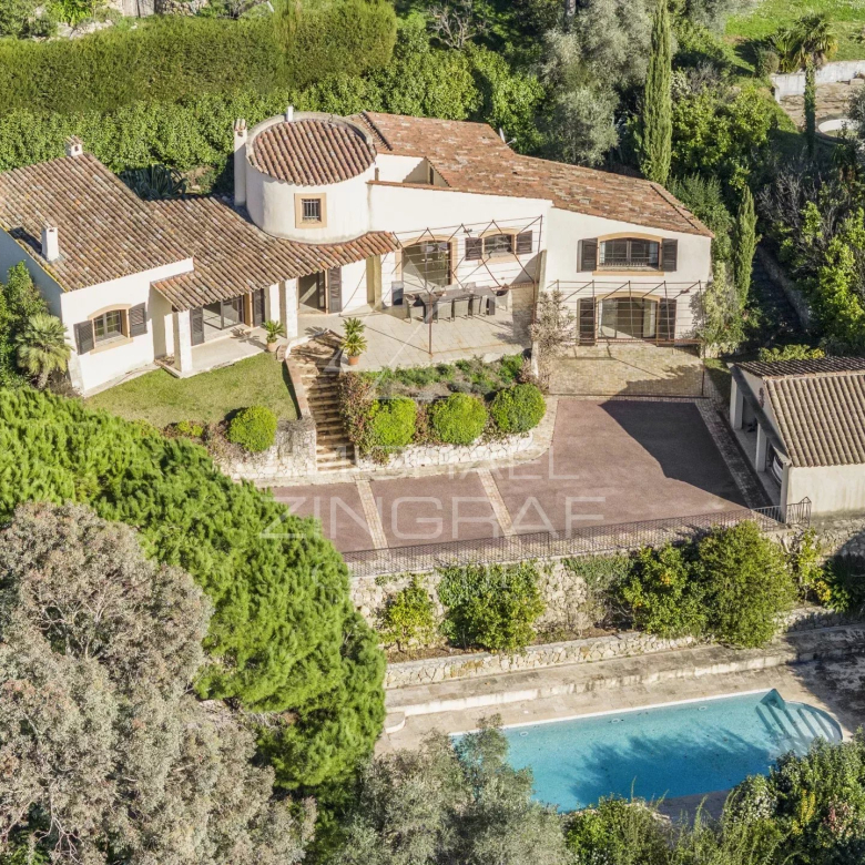 Mougins – Villa dans domaine privé