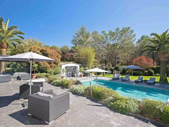 Mougins – Villa dans domaine privé