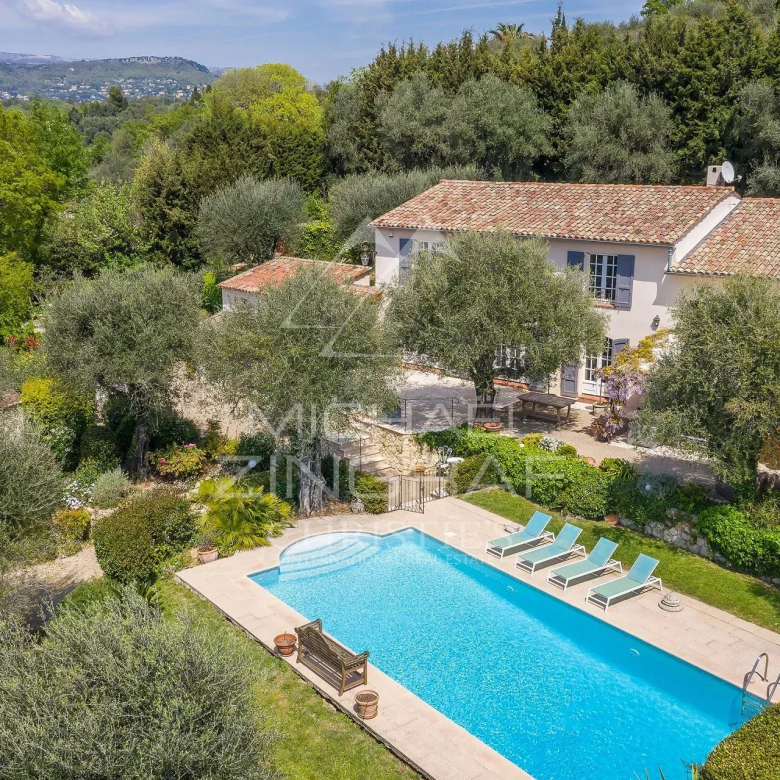 Quartier résidentiel, villa récente avec vue dégagée sur les collines et la mer