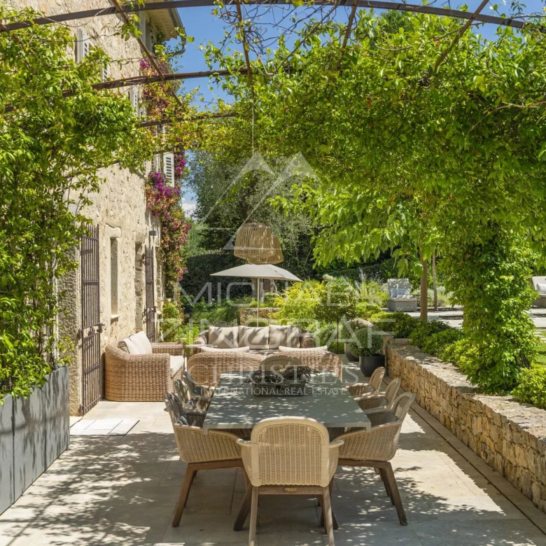 Quartier résidentiel, villa récente avec vue dégagée sur les collines et la mer