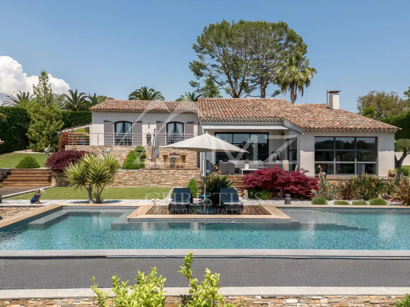 Secure estate, single-storey villa with unobstructed views