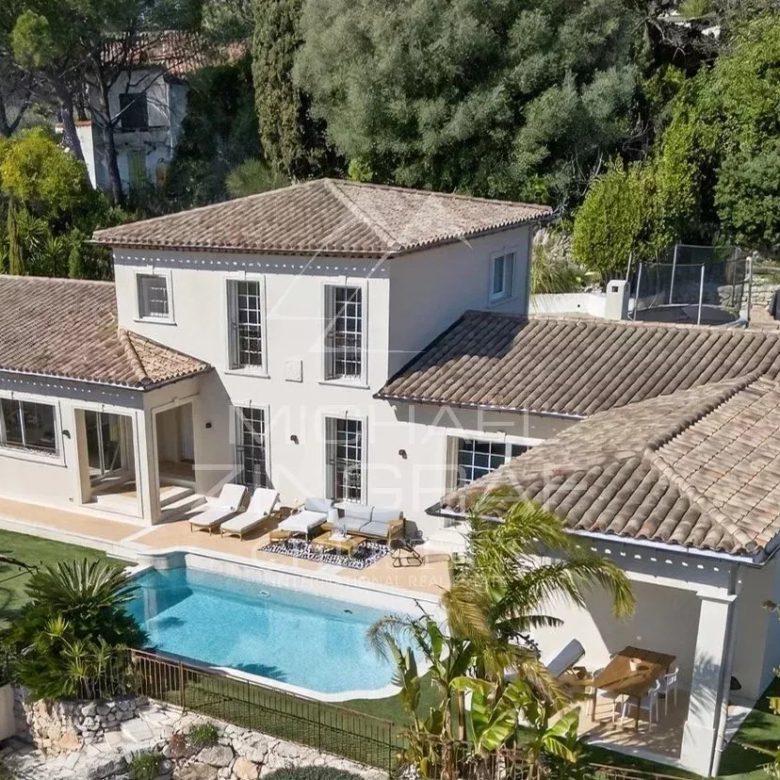 Villa Sainte-Maxime – Raffinement contemporain avec vue mer.