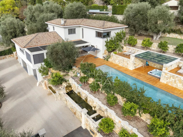 Recently built villa near the Royal Golf