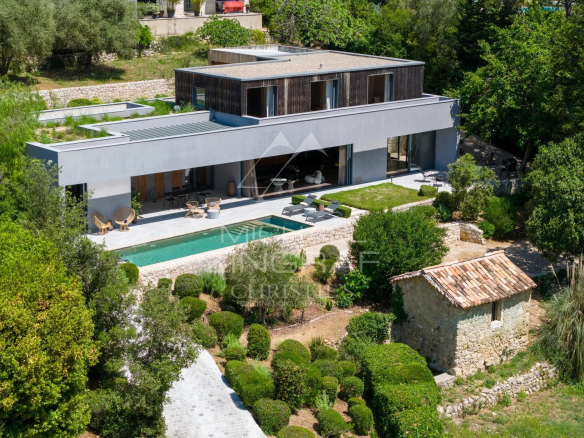 Valbonne – Villa contemporaine au cœur d’un écrin de verdure