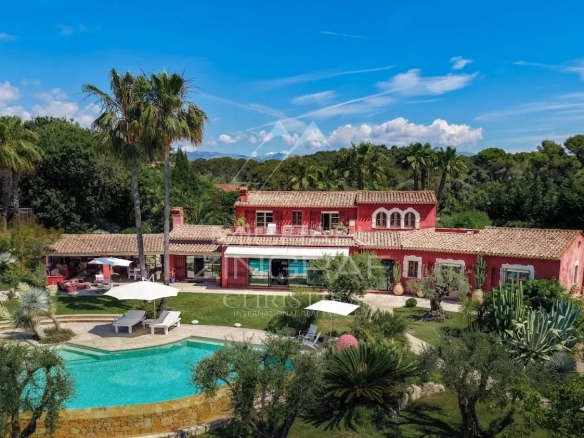 Mougins – Exclusive – Provençal property with panoramic views of the village and the sea