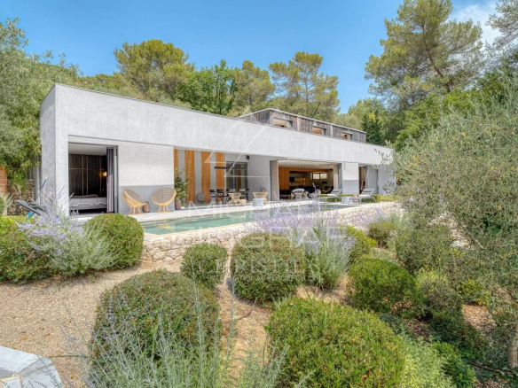 Valbonne – Contemporary villa in a verdant setting