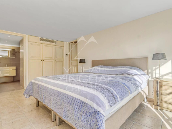 Chambre d'une villa provençale à Plascassier, avec lit et salle de bain attenante.