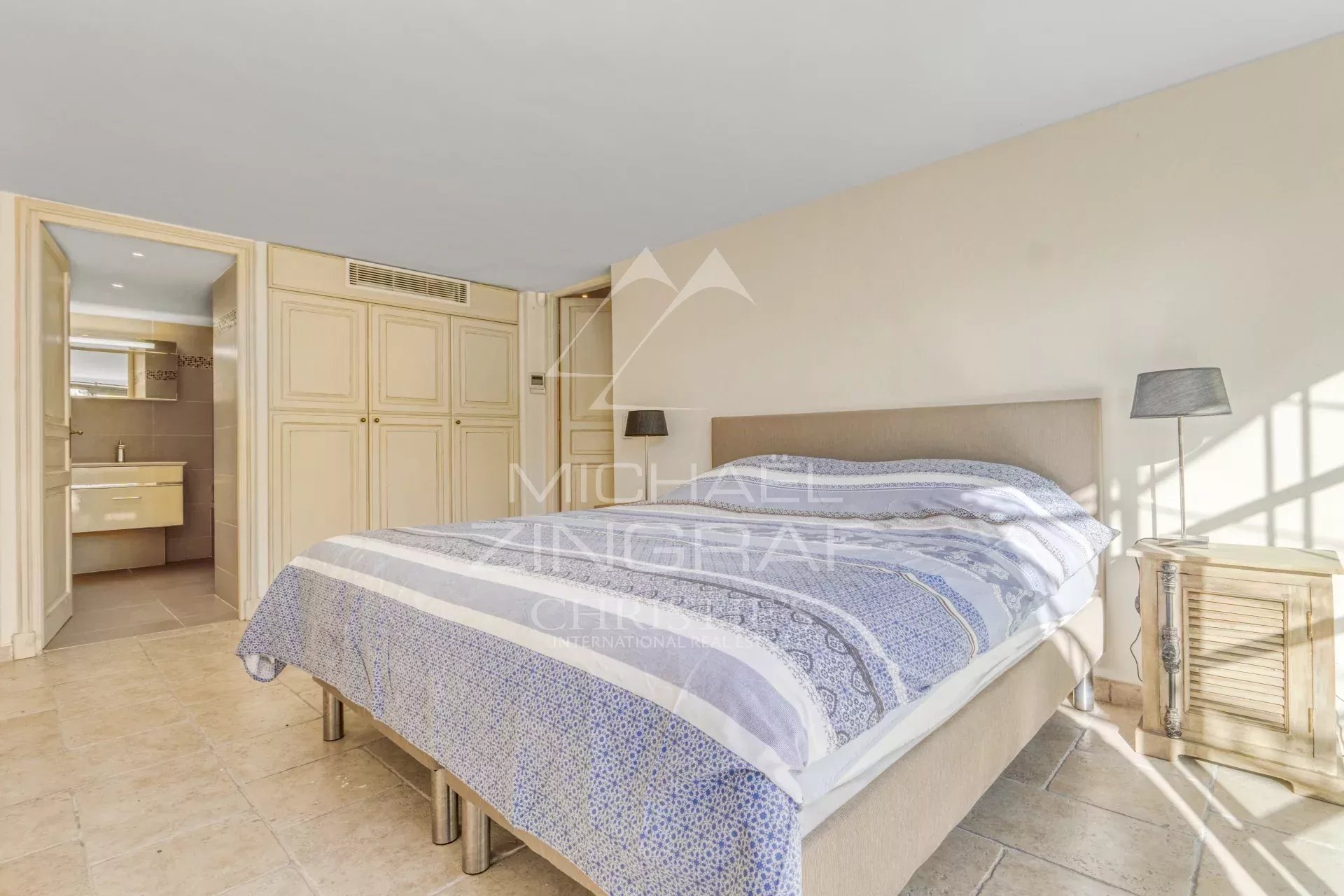 Chambre d'une villa provençale à Plascassier, avec lit et salle de bain attenante.