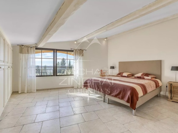 Chambre d'une villa provençale avec vue sur les collines et la mer à Plascassier, Grasse.
