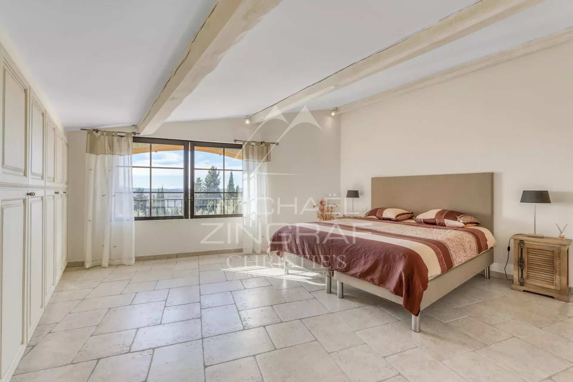 Chambre d'une villa provençale avec vue sur les collines et la mer à Plascassier, Grasse.