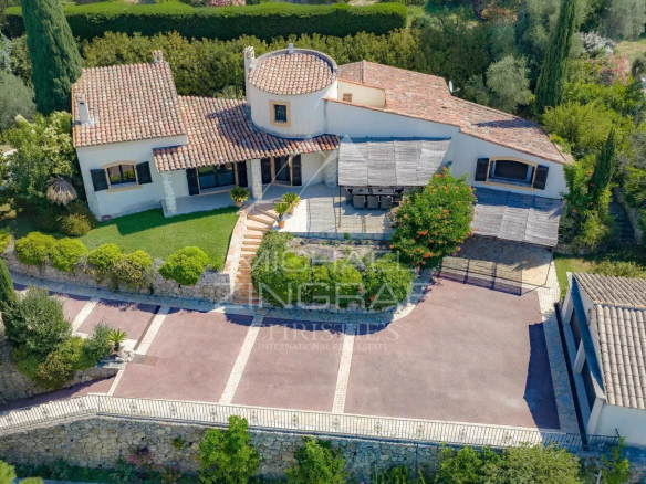 Villa provençale rénovée avec vue sur la mer et les collines à Plascassier, Grasse.