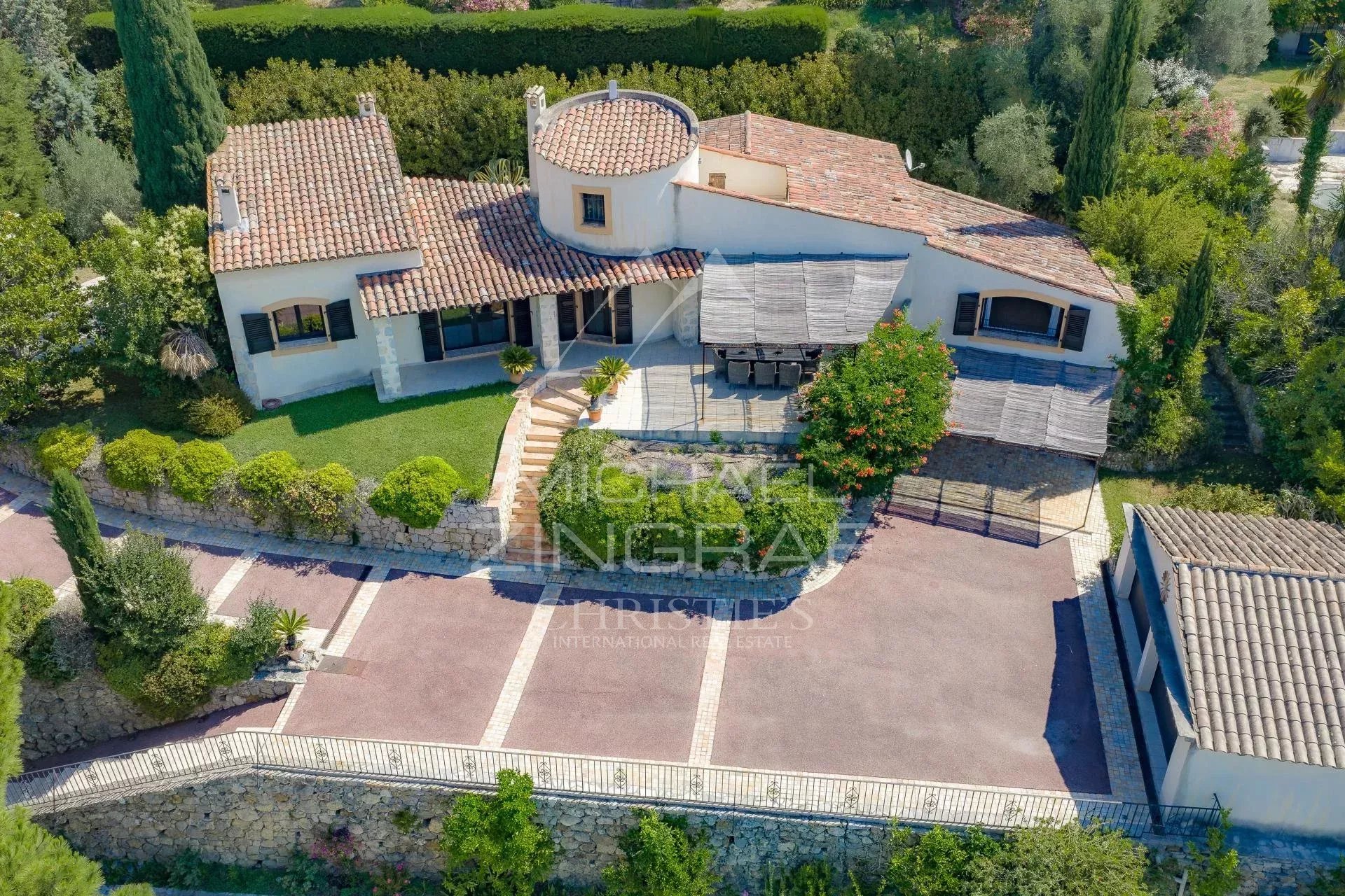 Villa provençale rénovée avec vue sur la mer et les collines à Plascassier, Grasse.