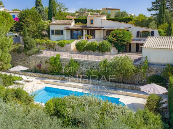 Villa provençale avec piscine et vue panoramique sur la mer à Plascassier, Grasse.