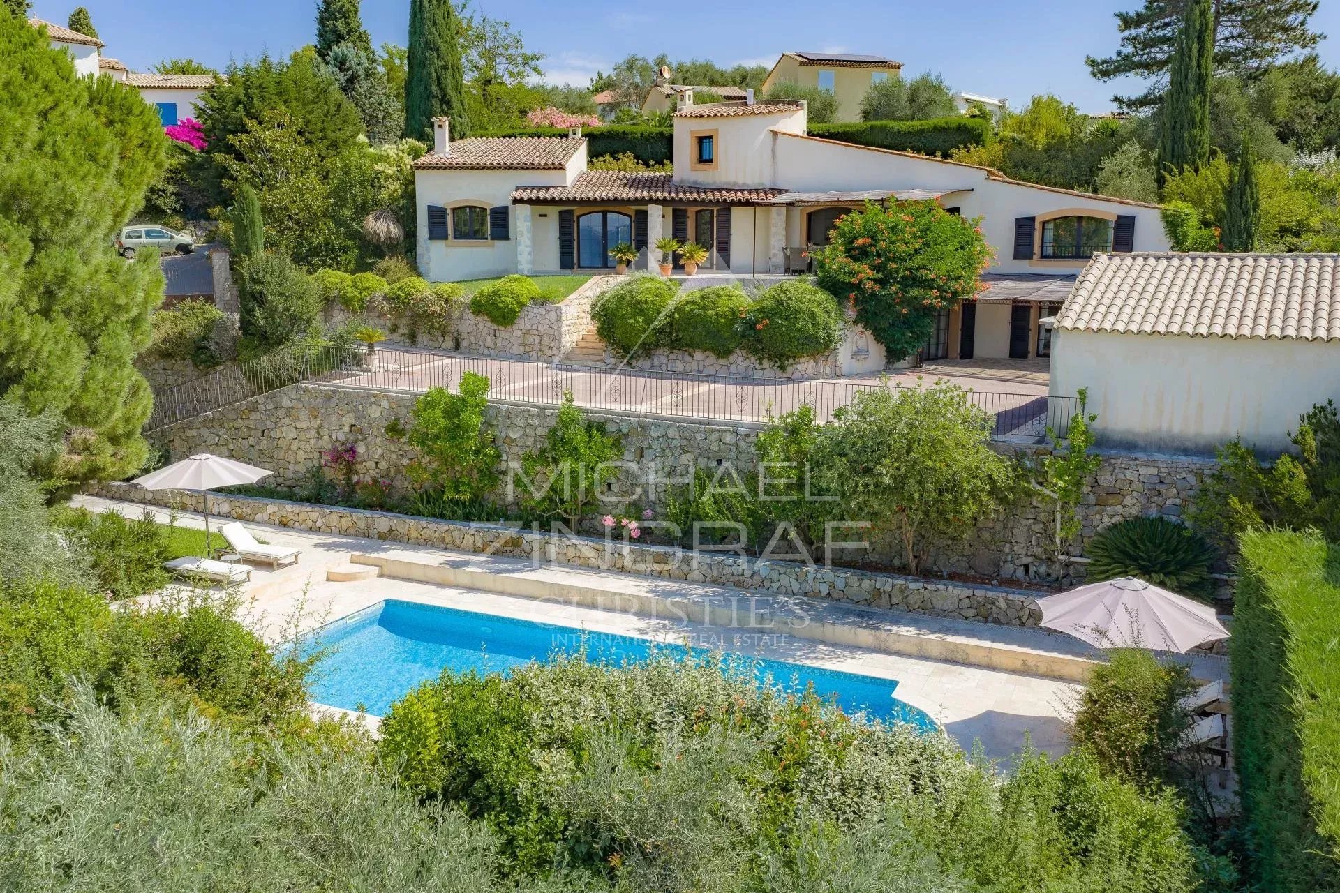 Villa provençale avec piscine et vue panoramique sur la mer à Plascassier, Grasse.