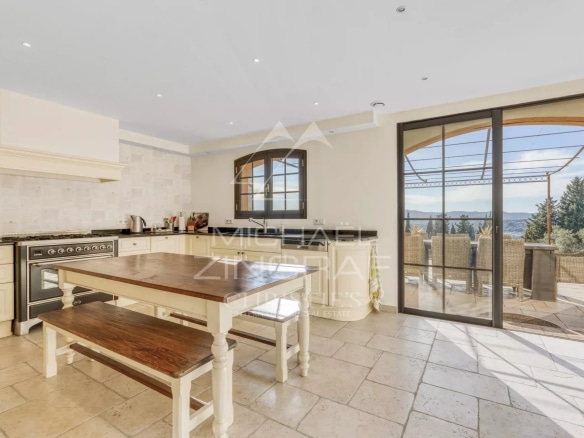 Intérieur d'une villa provençale rénovée avec cuisine ouverte et vue sur la mer à Plascassier.
