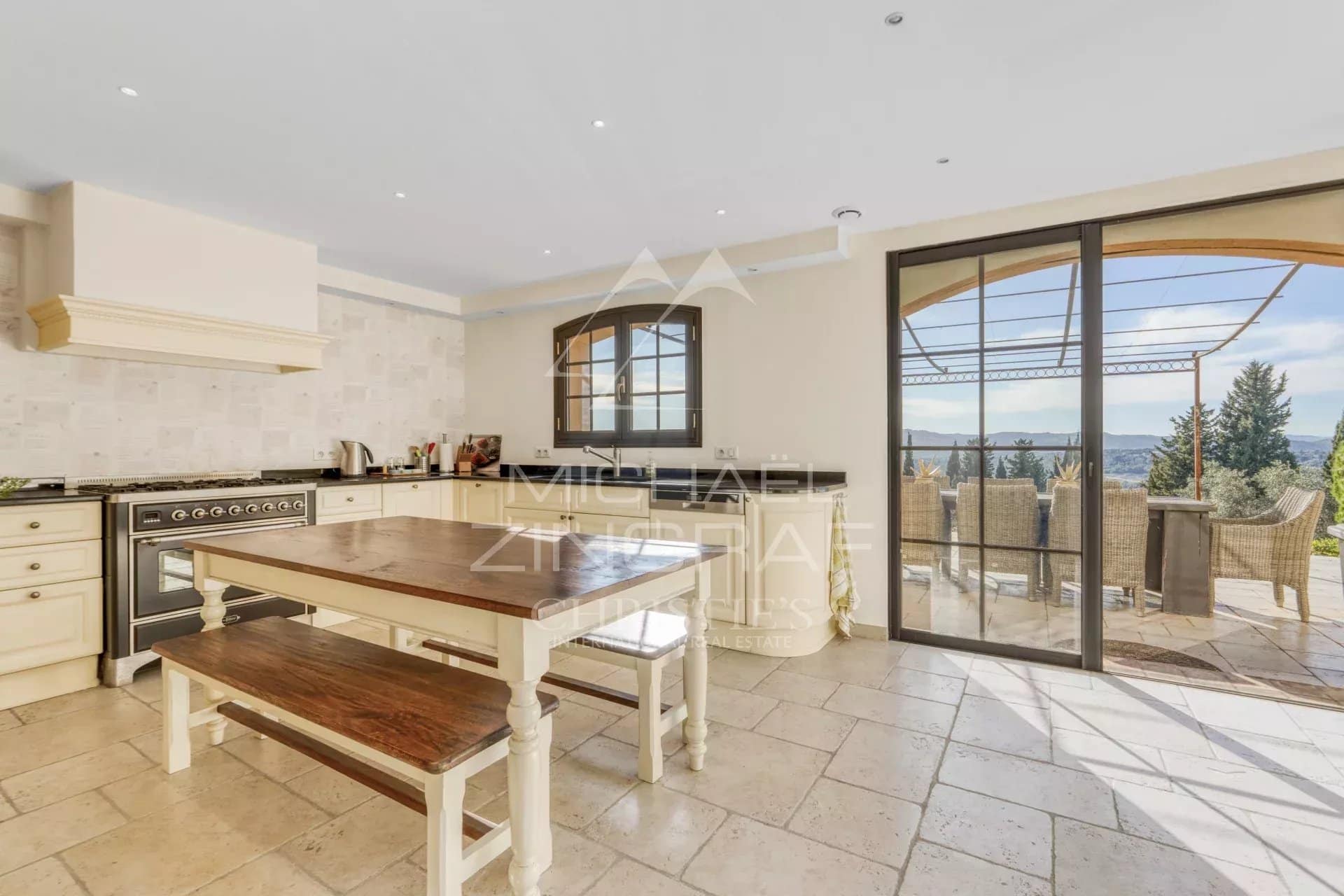 Intérieur d'une villa provençale rénovée avec cuisine ouverte et vue sur la mer à Plascassier.