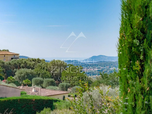Vue panoramique sur les collines et la mer depuis une villa provençale à Plascassier, Grasse.