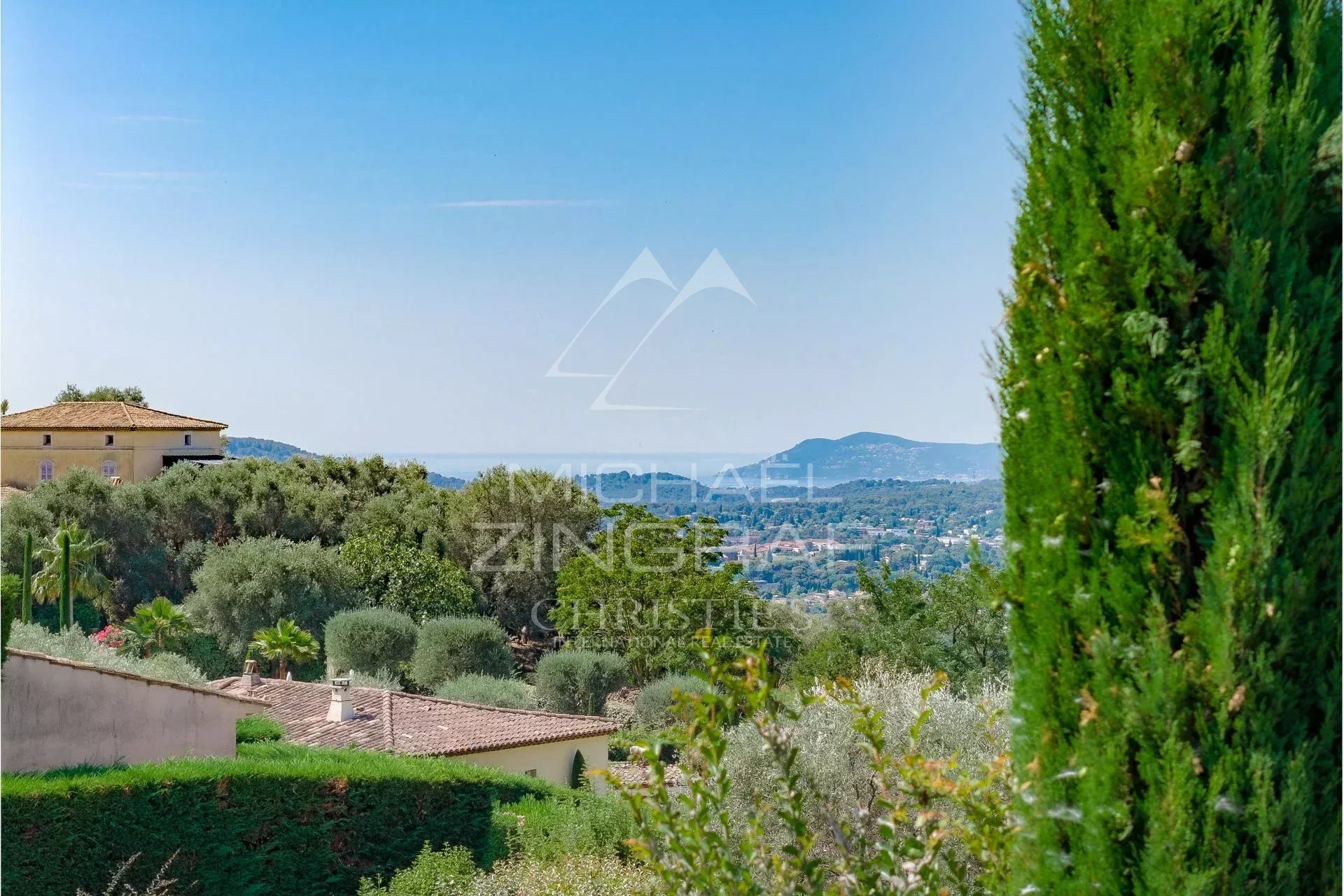 Vue panoramique sur les collines et la mer depuis une villa provençale à Plascassier, Grasse.