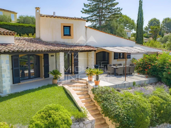 Villa provençale rénovée avec terrasse et jardin à Plascassier, vue sur les collines et la mer.