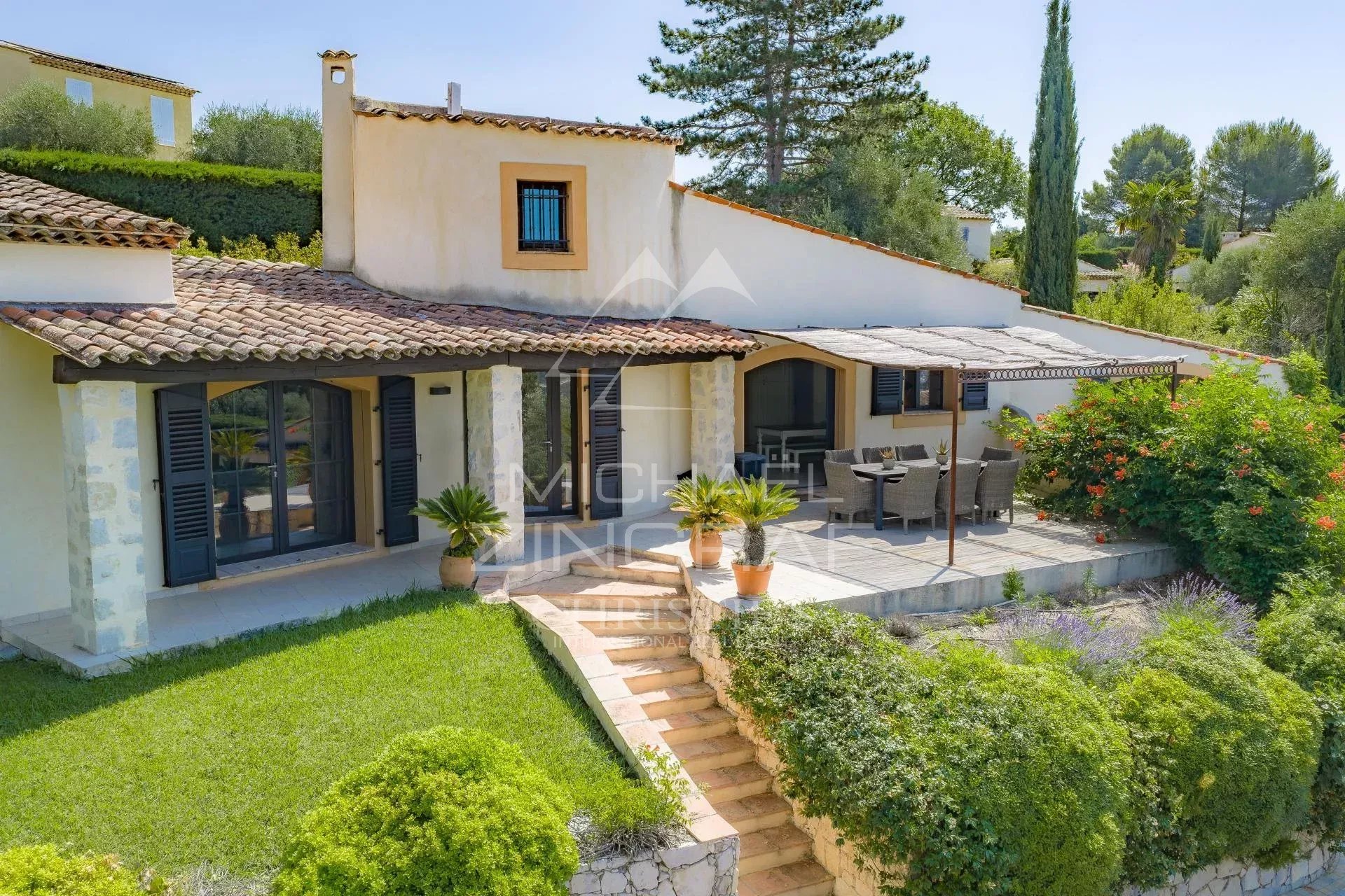 Villa provençale rénovée avec terrasse et jardin à Plascassier, vue sur les collines et la mer.