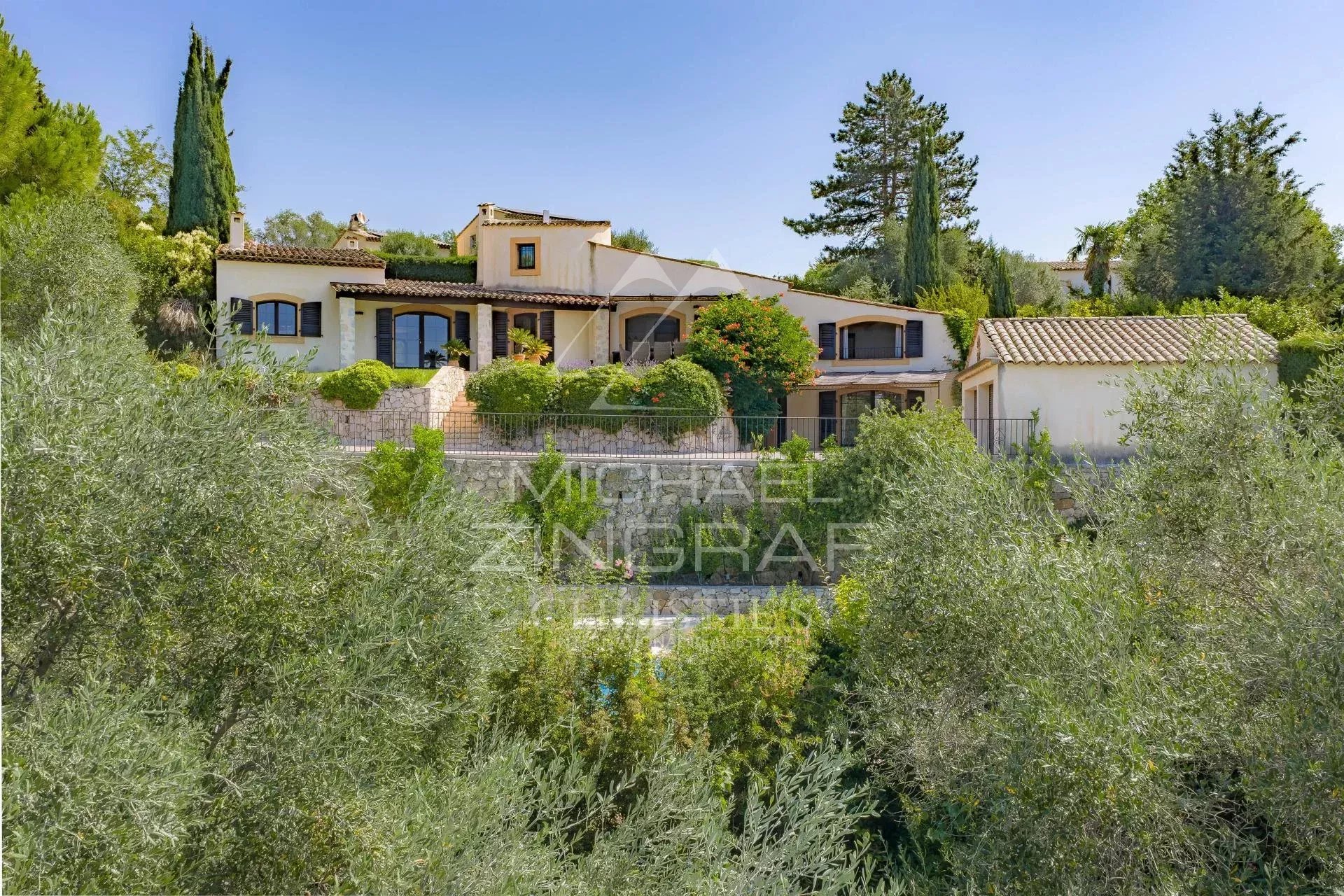 Villa provençale rénovée à Plascassier avec vue sur la mer et les collines environnantes.