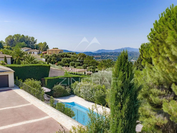 Villa provençale à Plascassier avec vue sur les collines et la mer, piscine et espaces extérieurs.